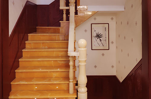 广东中式别墅室内汉白玉石楼梯的定制安装装饰效果